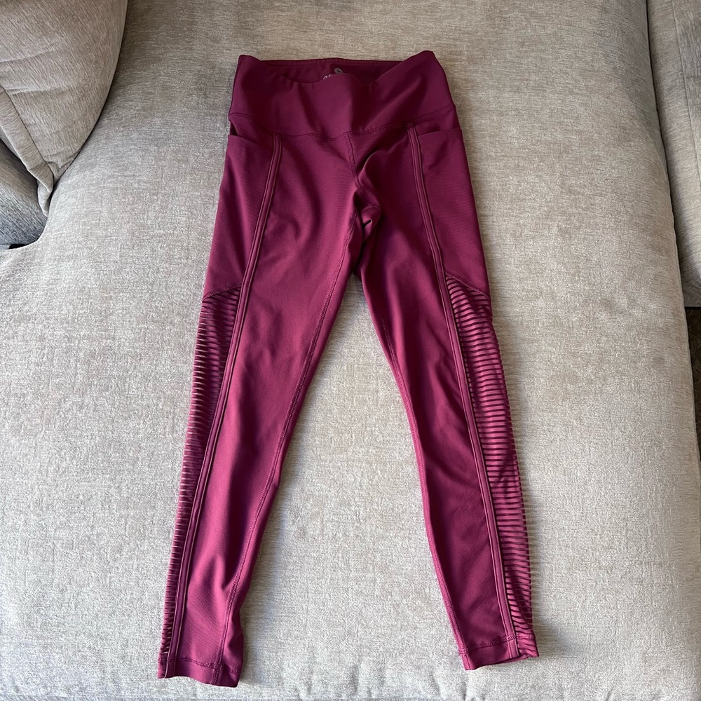 Mauve workout leggings with pockets and sheer details!